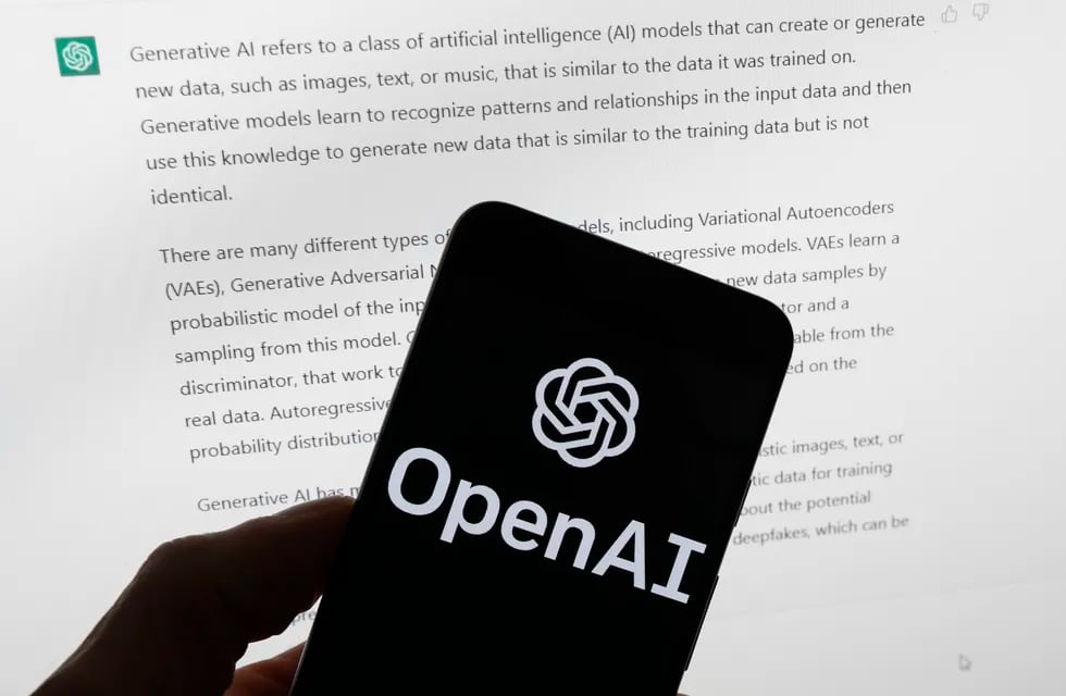 ARCHIVO - El logotipo de OpenAI se ve en un teléfono celular frente a una pantalla de computadora que muestra un resultado de ChatGPT, el 21 de marzo de 2023, en Boston. (AP Foto/Michael Dwyer, Archivo)