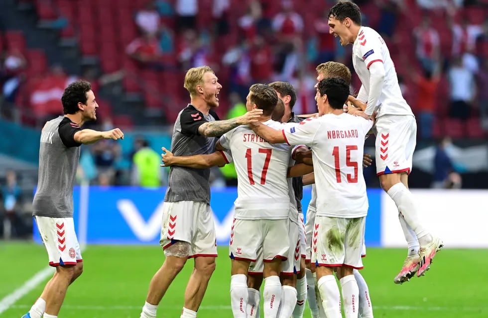 Dinamarca metió un gran triunfo ante Gales y sigue en la competencia. (Olaf Kraak/Pool via AP).