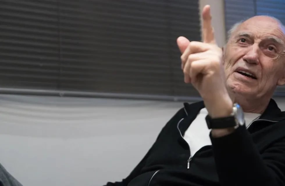 El legendario Cacho Fontana en el momento de celebrar sus 88 años internado en un geriátrico