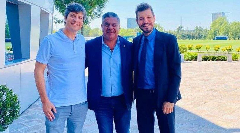 
    Tapia, junto a Pergolini (vicepresidente de Boca) y Tinelli (Presidente de San Lorenzo y de la Superliga). Los conductores se encargarán de negociar contratos con las cadenas de TV.
   
