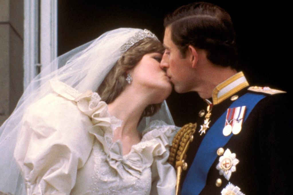 29 de julio de 1981 el príncipe Carlos de Gran Bretaña besa a la princesa Diana en el balcón del Palacio de Buckingham en Londres después de su boda. ( AP)
