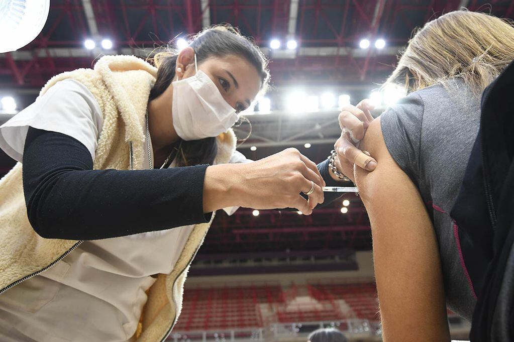 En el estadio Arena Aconcagua de Ciudad se realizó la vacunación contra el Covid 19 a docentes y no docentes mayores de 50 años


Foto: José Gutierrez / Los Andes