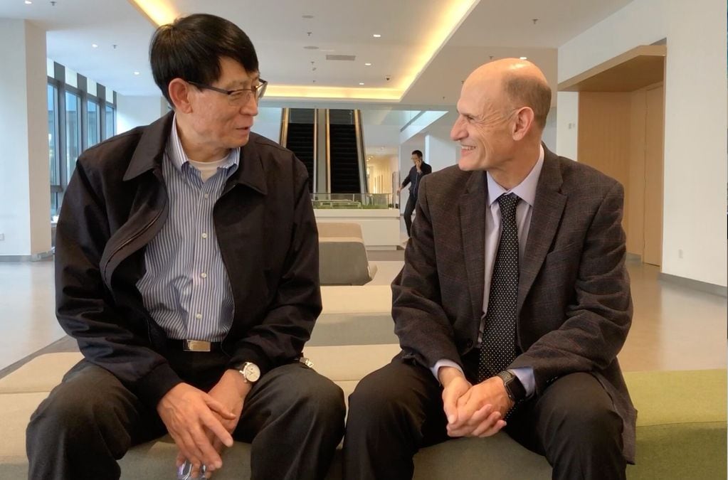 El científico chino Ji Weizhi, coautor principal del estudio, y el español Juan Carlos Izpisua. Foto: Gentileza.