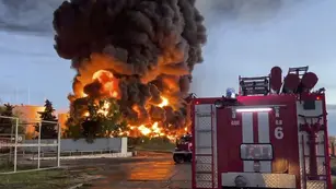 Ataque con drones provoca gran incendio en un depósito de petróleo ruso en la anexada Crimea