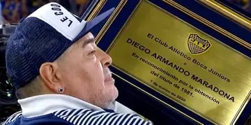 El estadio de Boca Juniors se vino abajo cuando Diego Maradona pisó el campo de juego. Reconocimiento total para Pelusa. 