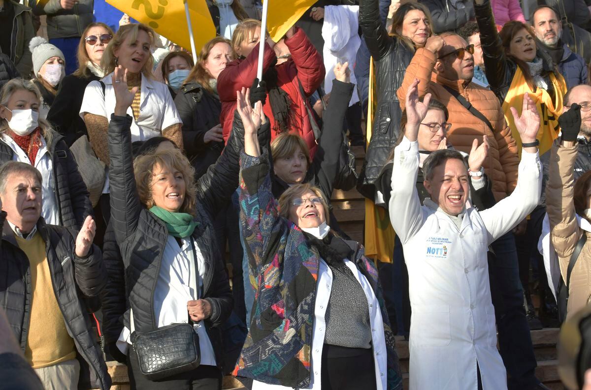 Ampros se sumó a los sindicatos estatales que rechazaron la oferta salarial del Gobierno provincial. Foto: Orlando Pelichotti / Los Andes