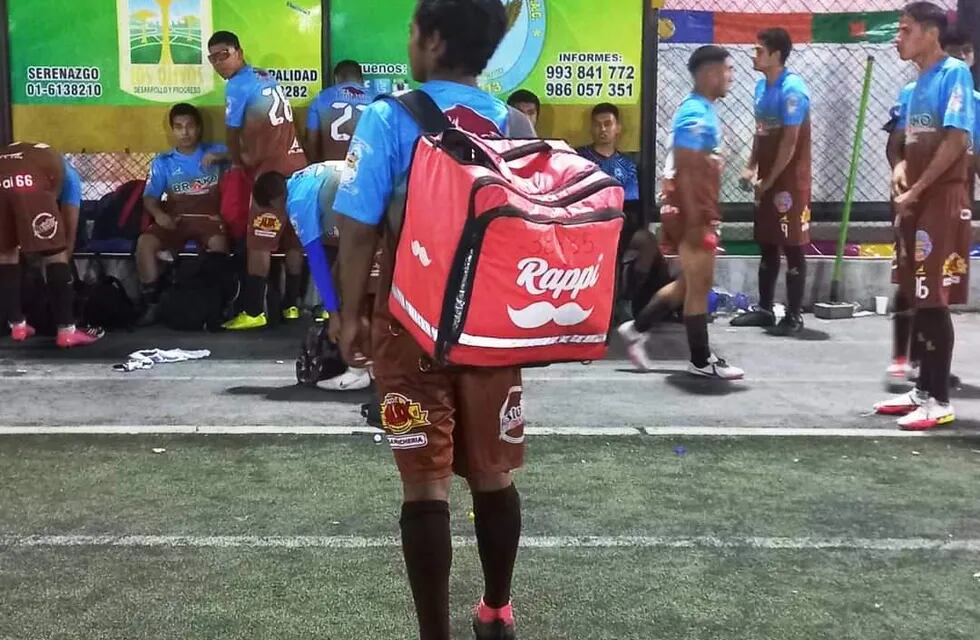 En Perú, un futbolista agarró su moto para cumplir con una entrega de delivery y llegó justo para disputar el segundo tiempo. / Gentileza.