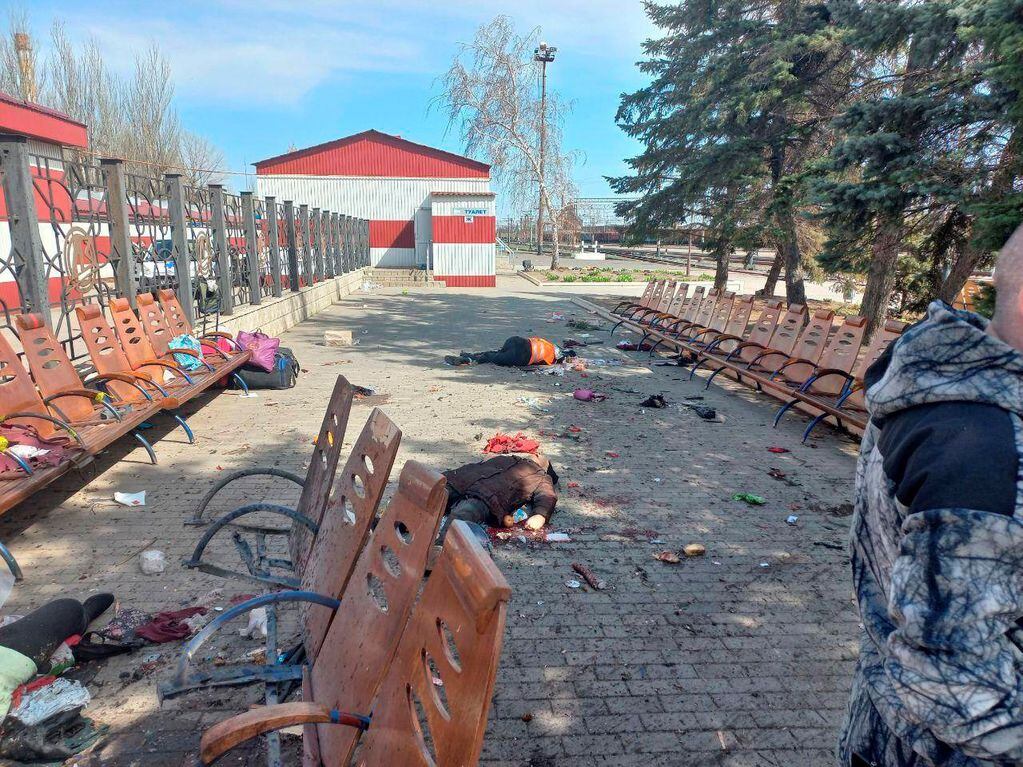 Zelenski dijo que había "miles'' de personas en la estación en Kramatorsk, una ciudad de la región de Donetsk, en el este, cuando cayó el misil. AP