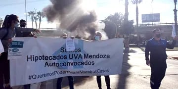 protesta deudores créditos UVA Mendoza
