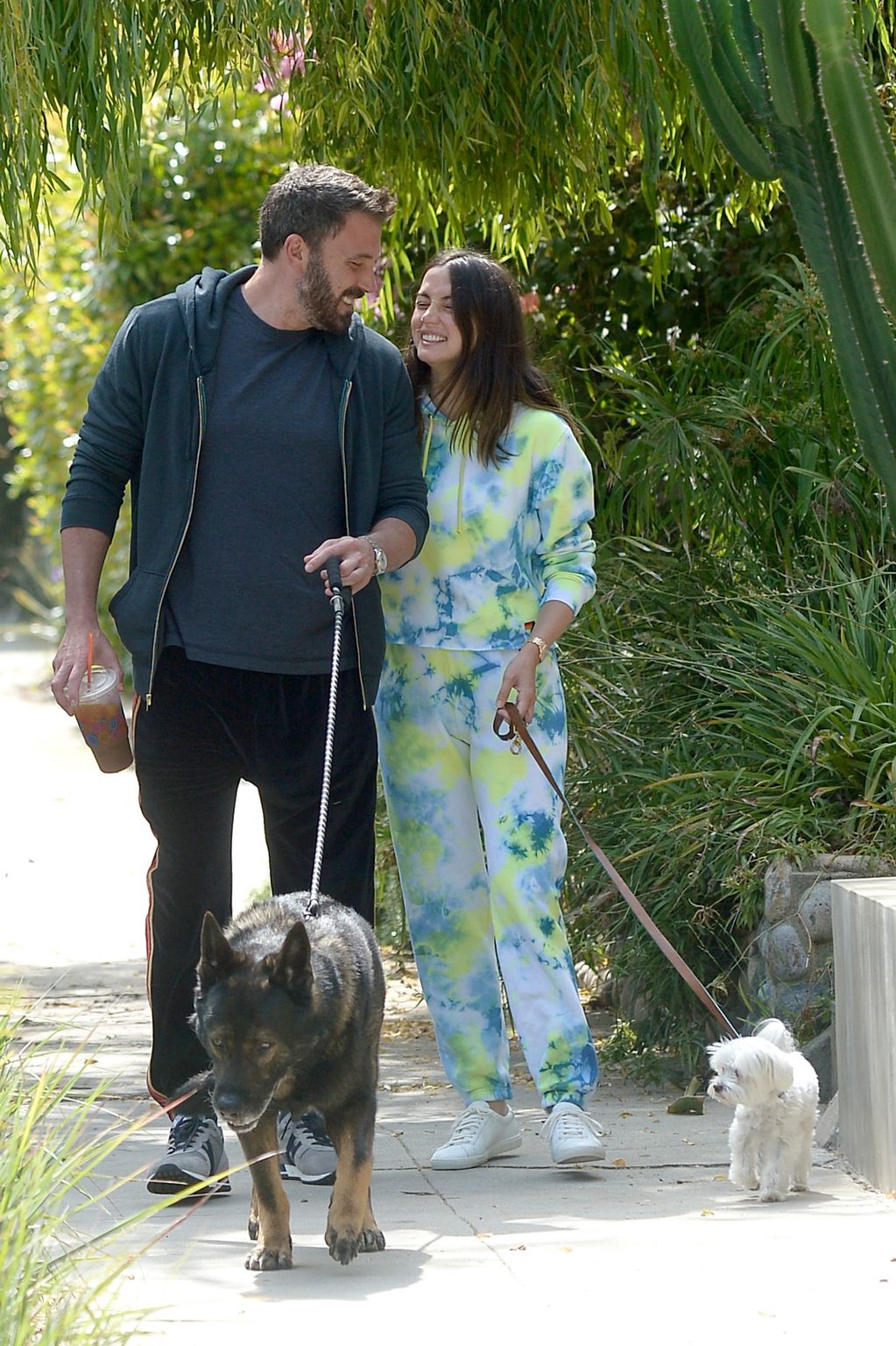 La pareja fue vista en varias ocasiones paseando a sus mascotas por Los Ángeles.