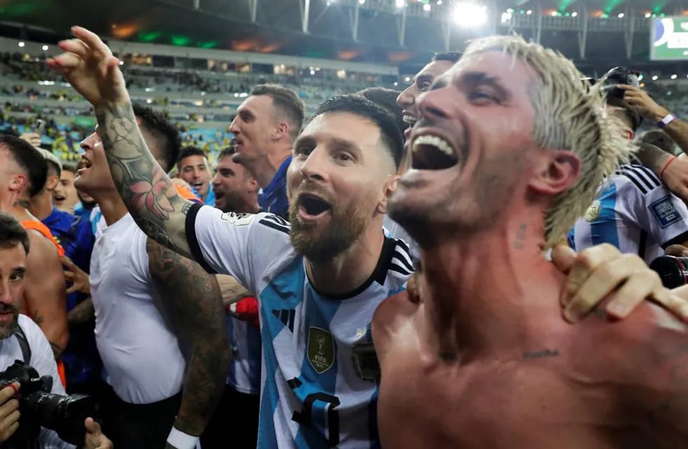 Lionel Messi y Rodrigo de Paul celebran el triunfo de Argentina sobre Brasil en las eliminatorias hacia el Mundial 2026. Nuestra Selección atraviesa un momento espectacular.