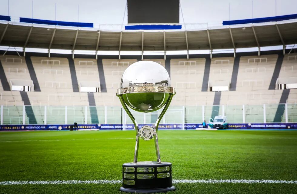 El trofeo de la Copa Sudamericana. (Prensa Conmebol).
