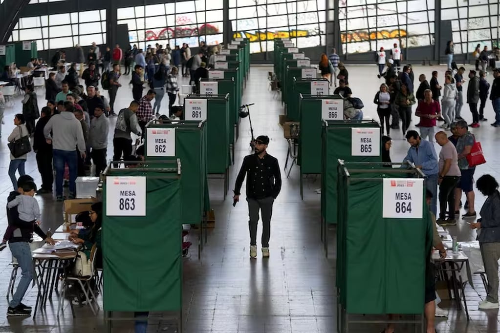Los votantes hacen fila en un colegio electoral en Santiago, Chile. Gentileza: La Nación.