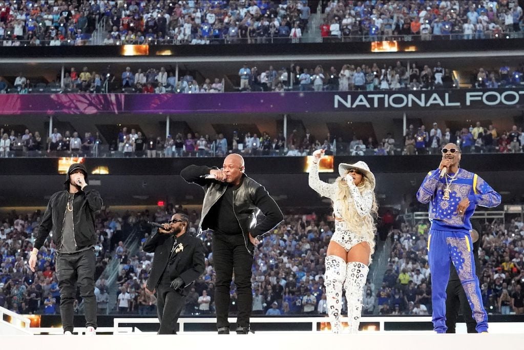 Eminem, Kendrick Lamar, Dr. Dre, Mary J. Blige y Snoop Dogg en el Super Bowl 2022. (AP)