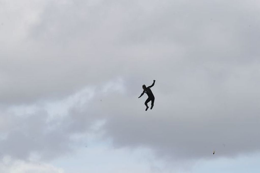 Un ex paracaidista se lanzó desde un helicóptero sin ningún tipo de protección. Foto Mirror.