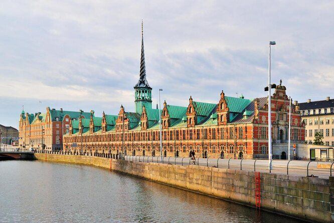 Así lucia el edificio de la antigua bolsa de Copenhague.