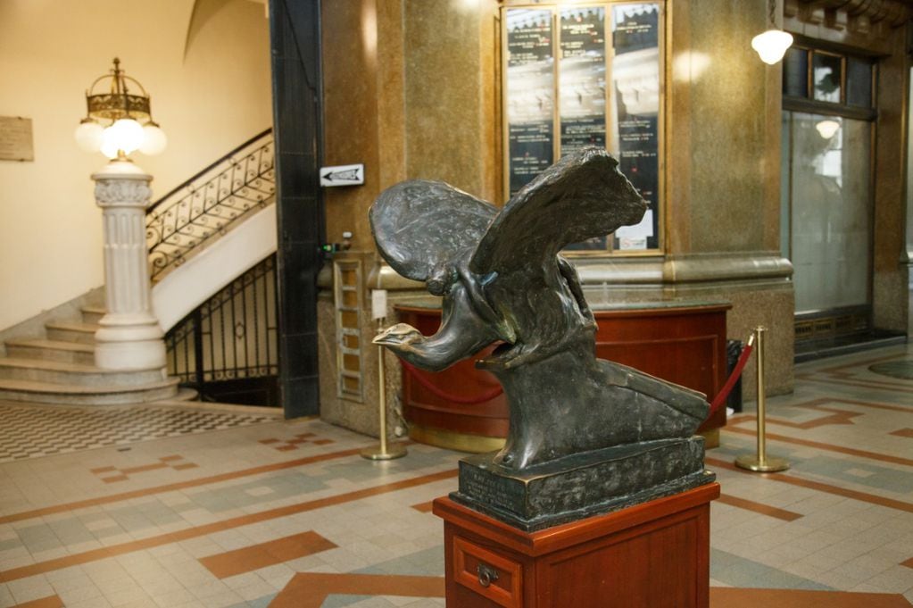 La escultura realizada por Mario Palanti representa la figura de un águila con las alas desplegadas, que lleva sobre su lomo un hombre moribundo. 