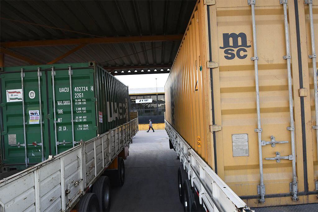 El transporte de mercadería a Paraguay se realiza vía terrestre, con un tiempo estimado de 25 horas en camión. Foto: Marcelo Rolland / Los Andes