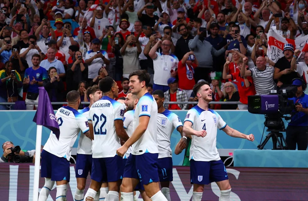 Inglaterra celebró el cómodo triunfo ante Gales y la clasificación a los octavos de final del Mundial de Qatar 2022. (AP)