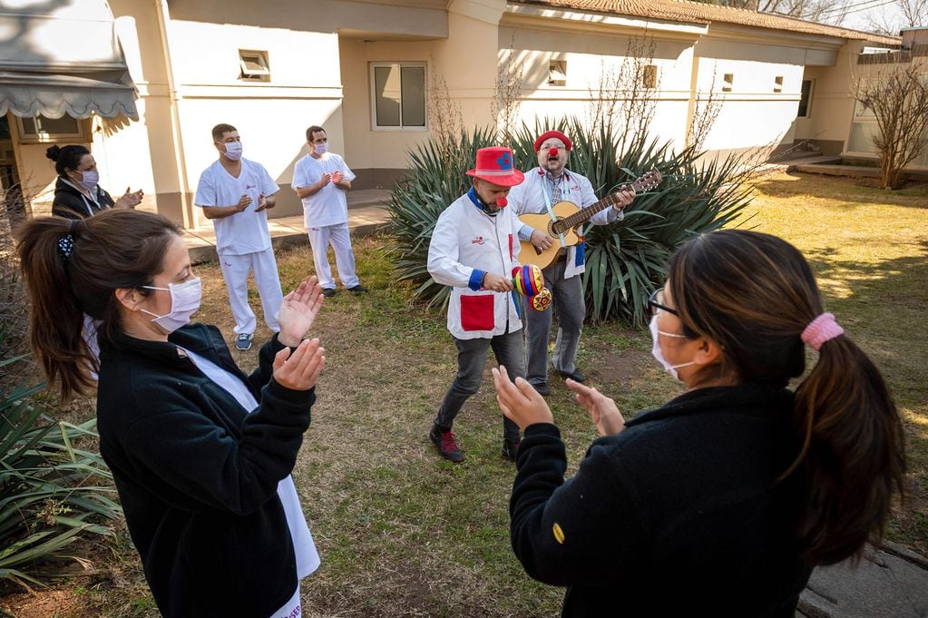 En el hospital El Carmen animan a los pacientes desde el patio interno. Foto: Ignacio Blanco / Los Andes
