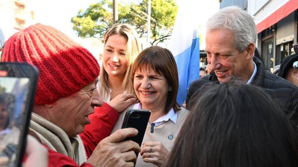 Patricia Bullrich hizo una recorrida de campaña en Rosario junto a los senadores nacionales Dionisio Scarpin y Carolina Losada.