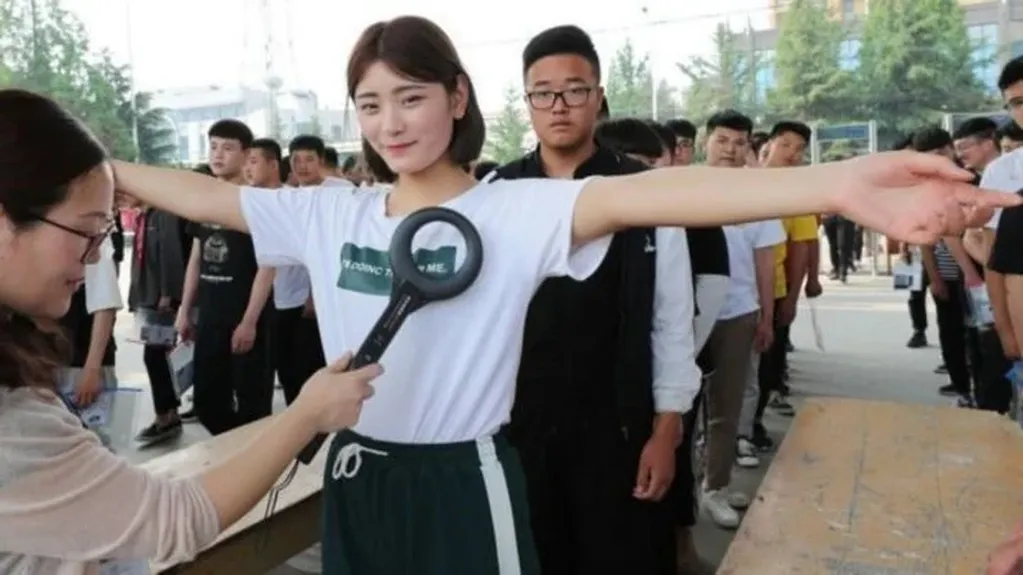 Millones de estudiantes compiten por un número limitado de lugares disponibles en las mejores universidades de China.