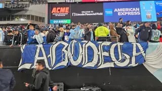 El trapo del Tomba en Argentina vs El Salvador, en el Lincoln Financial Field, Filadelfia.