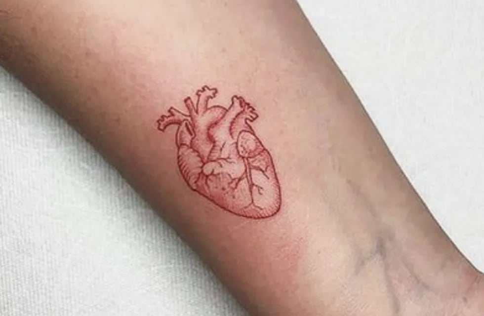 Tinta roja para tatuajes: las advertencias que muchos ignoran según una dermatóloga.