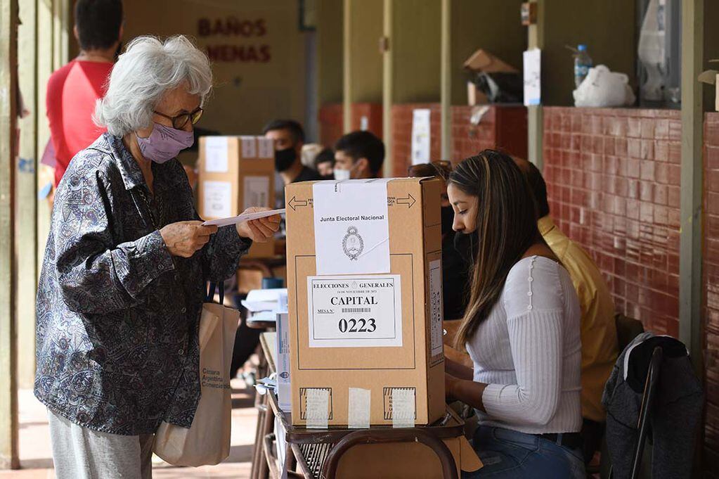 Los electores concurren a emitir su voto en la escuela Juan Agustín Maza de Ciudad.
Foto José Gutierrez