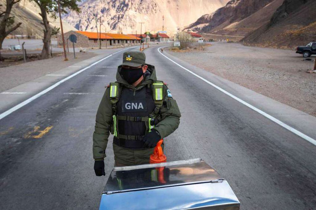 
Un Gendarme controla el tránsito en Punta de Vacas sobre ruta 7 | Foto: Ignacio Blanco / Los Andes
   