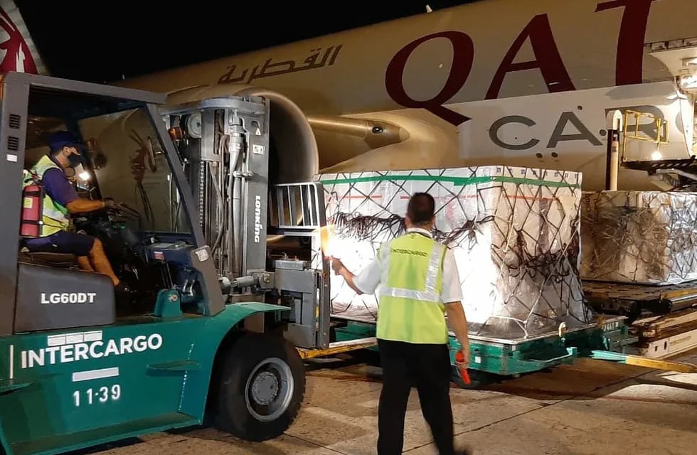 El último miércoles llegaron al país las primeras 580.000 dosis de la vacuna Covishield en un vuelo de la compañía Qatar.