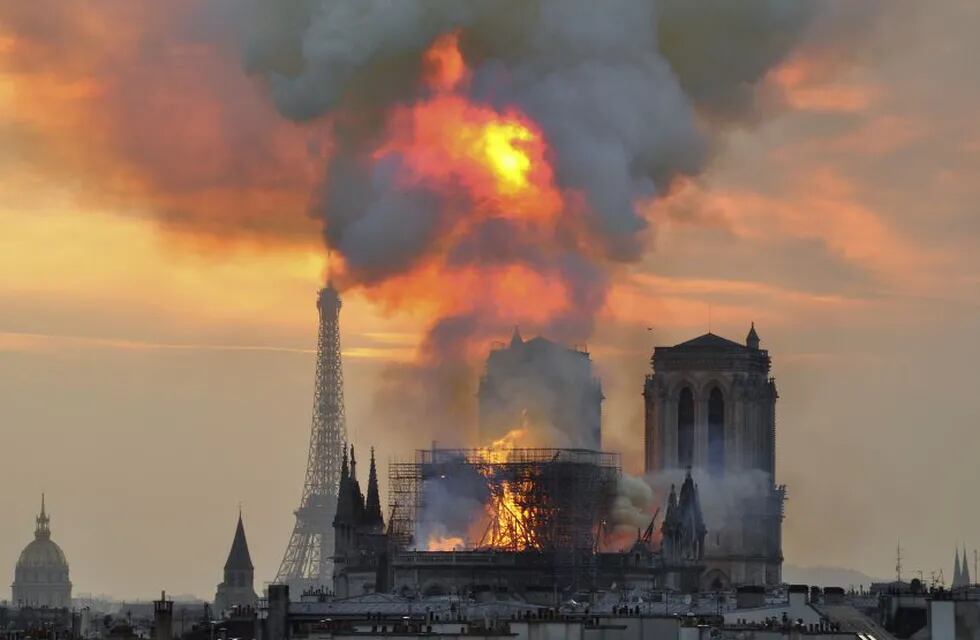 La imagen de hace dos años. Emmanuel Macron propone reabrir al público en 2024 la famosa Catedral de París, después del incendio que casi la destruye.