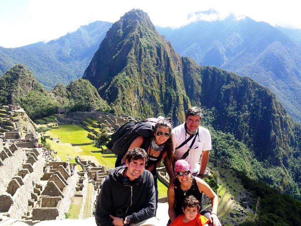 María y Celia, y el resto de la familia en una excursión en el Machu Pichu.