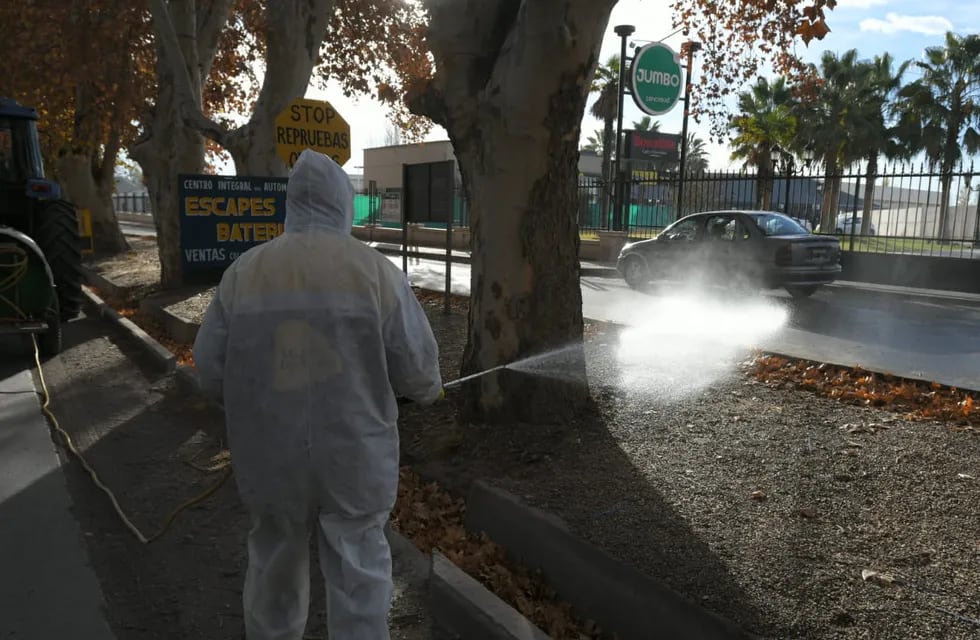Tras el caso confirmado el municipio comenzó con un operativo de desinfección. Igancio Blanco / Los Andes