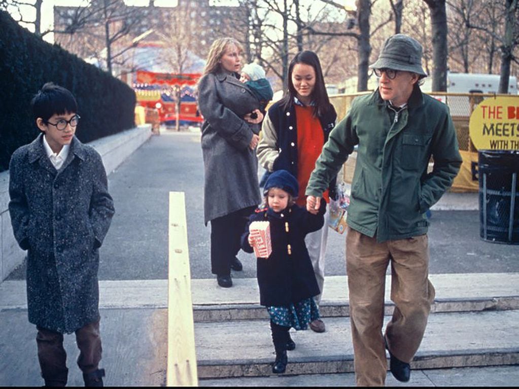 Una foto que capta un paseo de la familia en 1989: de izquierda a derecha, Moses Farrow, Mia Farrow (quien tiene en brazos a Ronan), Woody Allen (quien lleva de la mano a Dylan), y Soon-Yi. 