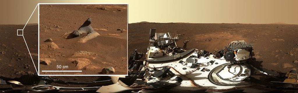 El detalle destacado de la foto muestra una roca tallada por el viento de Marte.