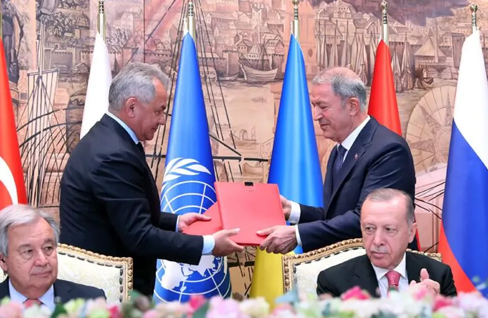 El ministro de Defensa ruso, Serguéi Shoigú, y el presidente turco, Recep Tayyip Erdogan, suscribieron un acuerdo sobre la exportación de granos desde los puertos de Ucrania con la mediación del secretario general de la ONU, Antonio Guterres. Imagen de archivo de la firma el 22 de julio de 2022.