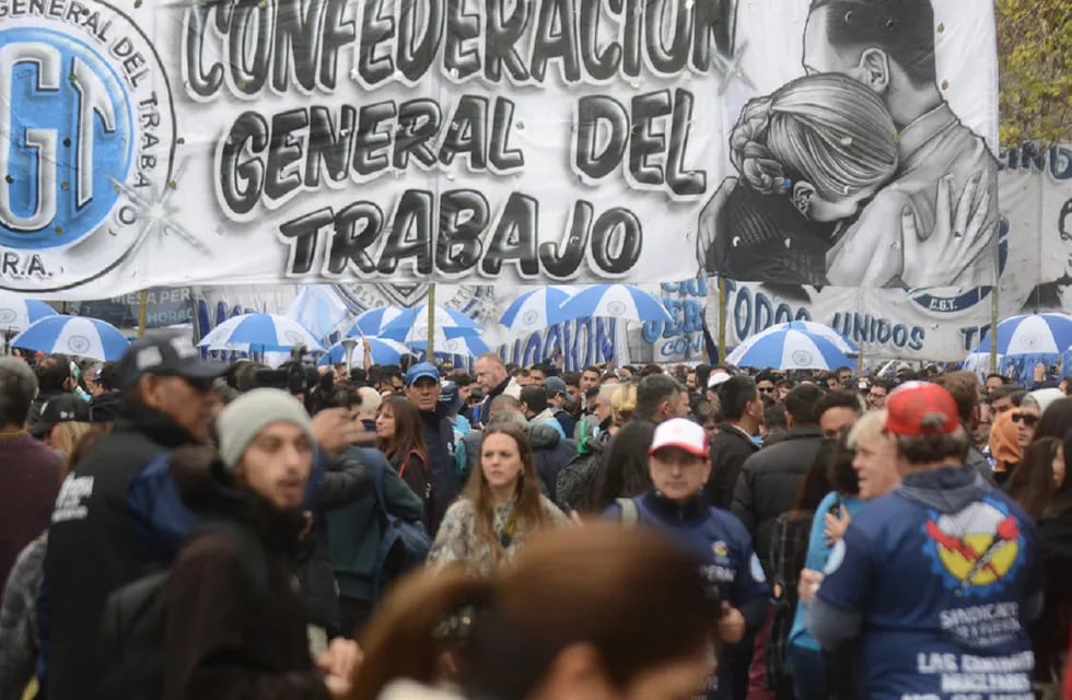 Marcha de la CGT el 1° de mayo contra las políticas de Milei (Clarín)