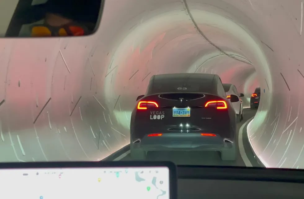 Elon Musk, a través de “The Boring Company” en Las Vegas creó el túnel monocarril llamado Vegas Loop. Esto se hizo para evitar esas calles con aglomeraciones de vehículos, lo particular de esto es que ya tuvo su primer embotellamiento.