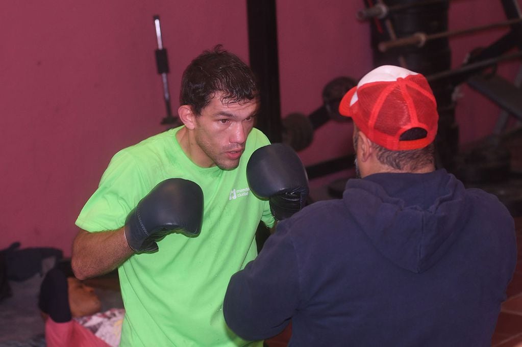 Boxeo, entrenamiento del boxeador Juan Carrasco en el Gimnasio Pablo Chacón de Las Heras

Foto: José Gutierrez / Los Andes