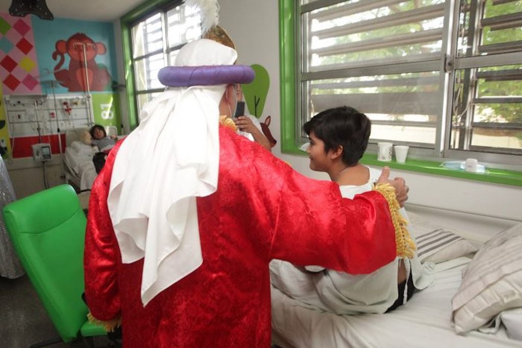 Los Reyes Magos visitaron a los chicos internados en el hospital Notti. Foto: Gentileza