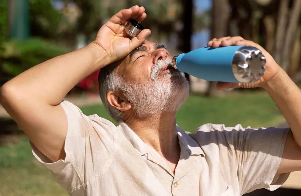 Hay que controlar la hidratación de los niños y adultos, ya que son más propensos a deshidratarse. (Freepik)