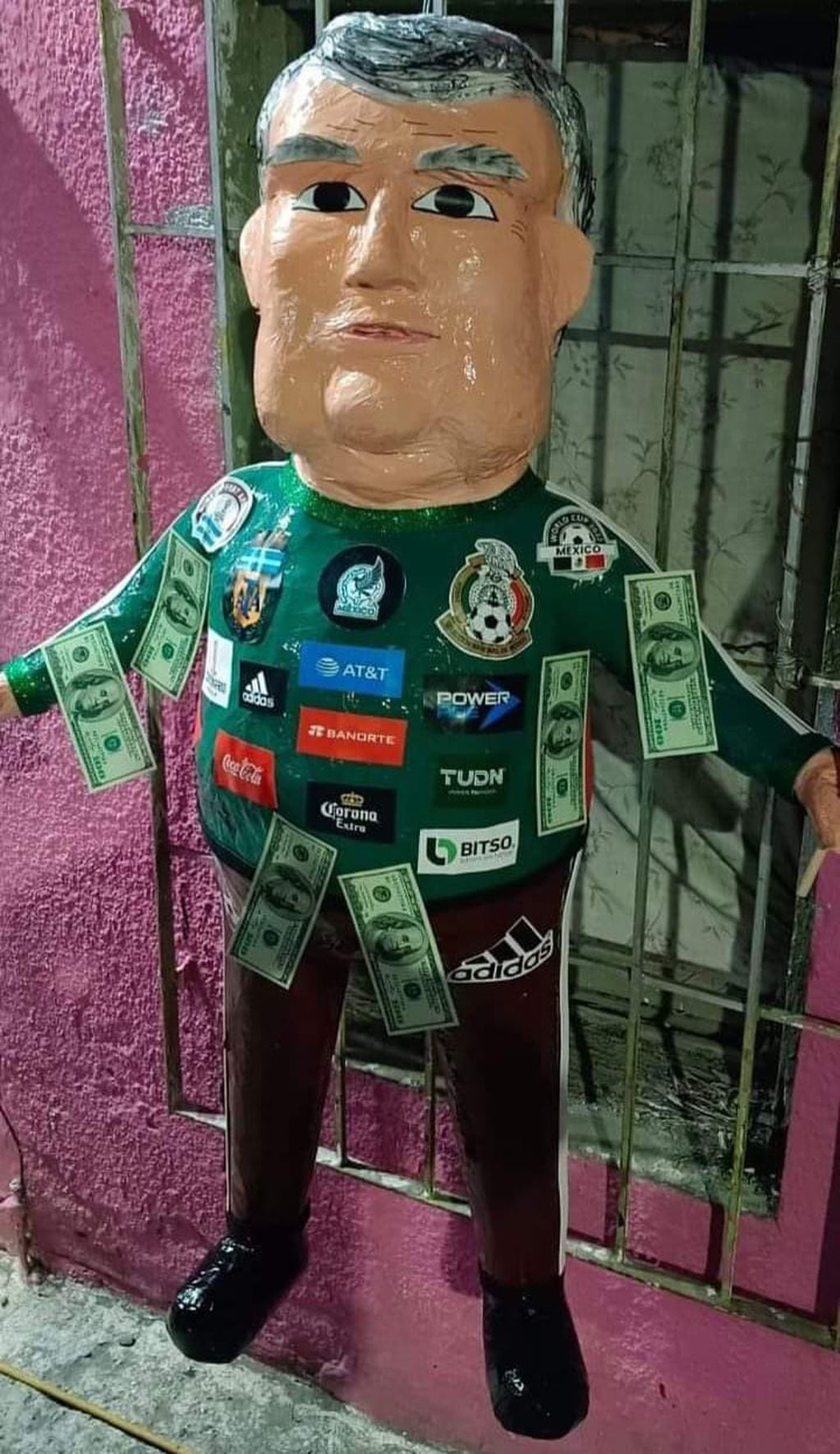 Otra de las imágenes de la piñata compartida en redes sociales por seguidores de la Selección Mexicana.