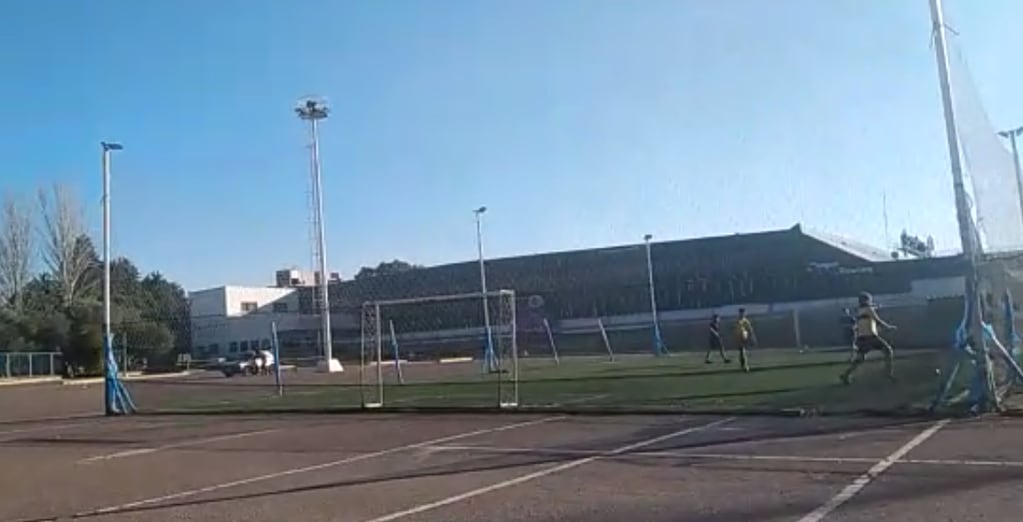 El sábado pasado, un grupo de jóvenes se coló para jugar al fútbol en unas anchas de Guaymallén.