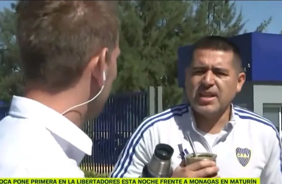 Riquelme salió del predio y reprochó a un movil de TyC Sports: “No le mientan más a la gente”. Foto: captura de video.