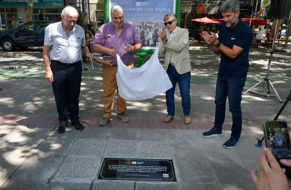 Cónsul Homero Pineda, Horacio Uliarte, Gustavo Capone y Ulpiano Suárez descubren la placa que rinde homenaje a los uruguayos de la Tragedia de los Andes.
Foto: Orlando Pelichotti