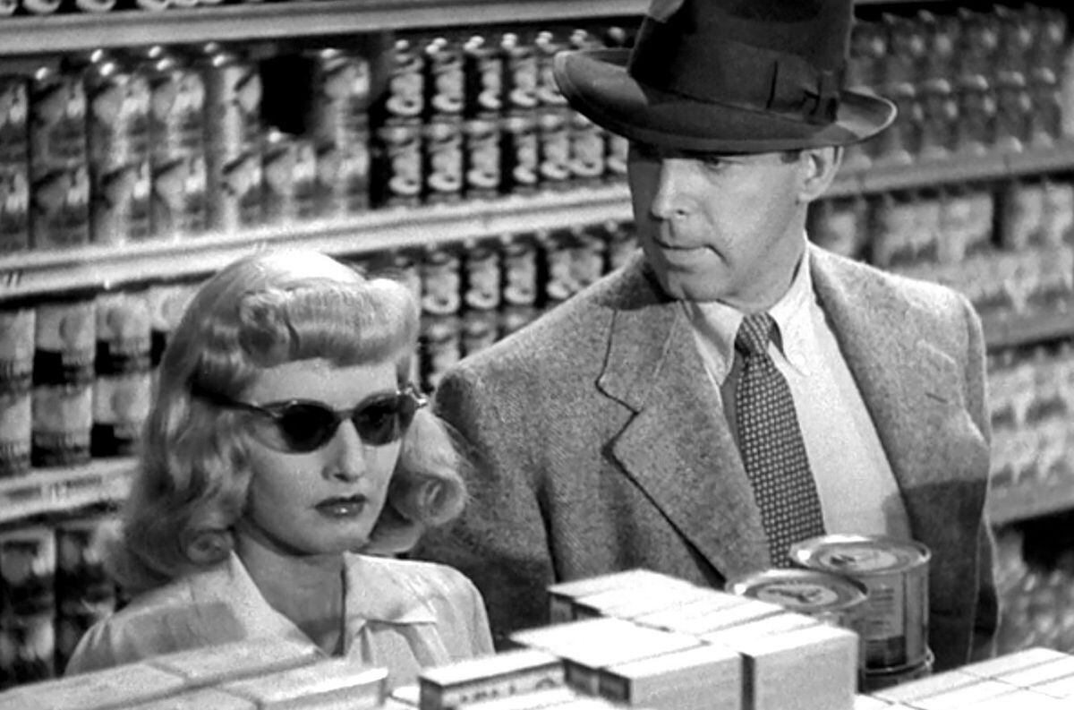 Phyllis Dietrichson (Barbara Stanwyck) y Walter Neff (Fred MacMurray) planean el asesinato para cobrar un seguro de accidente en "Pacto de sangre" (Double Indemnity, 1944)
