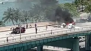 Video: una avioneta se estrelló en puente y chocó contra una camioneta