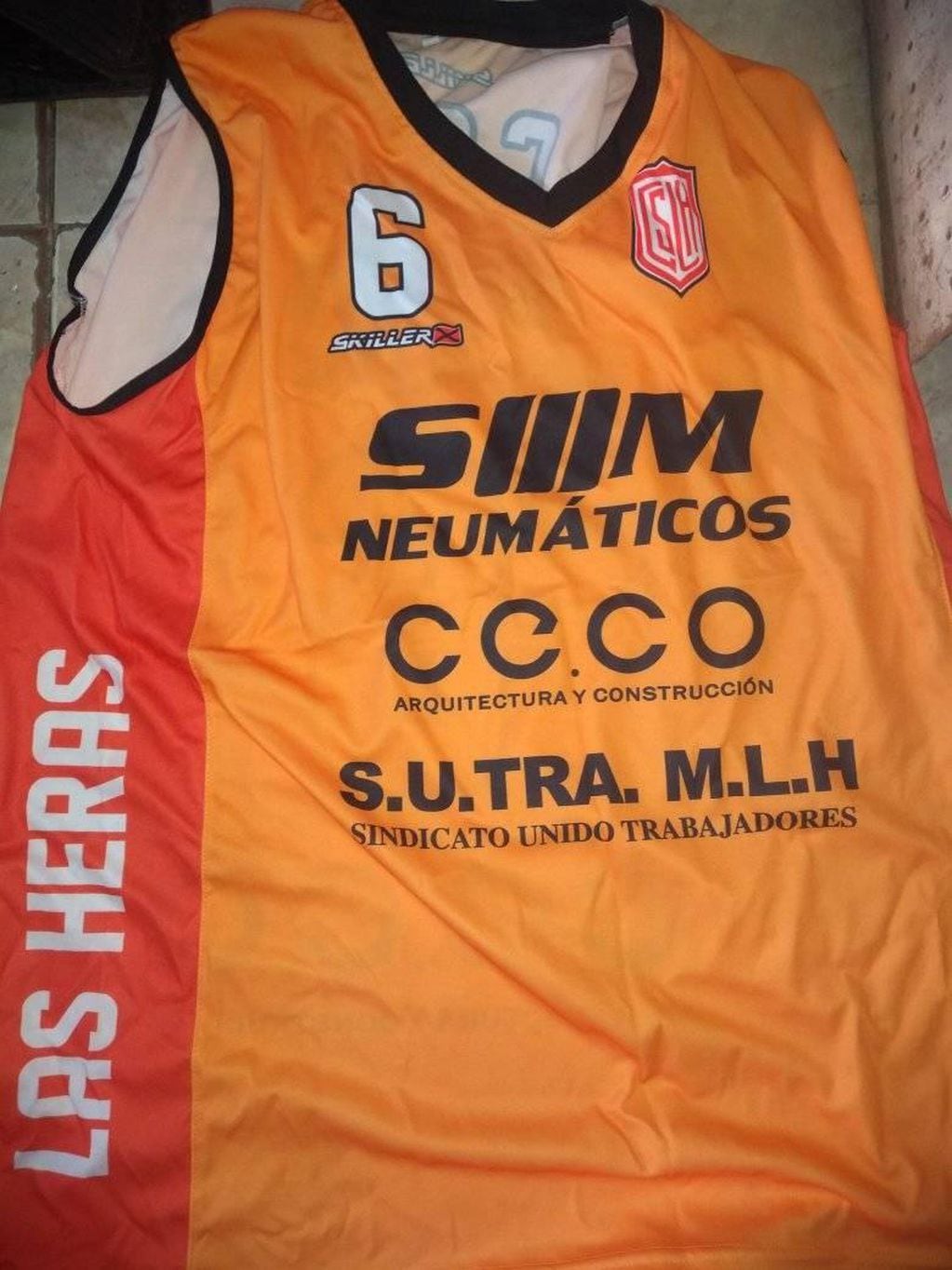 La camiseta oficial de Social Las Heras, equipo histórico de nuestro básquet que volvió a la competencia. / Gentileza.