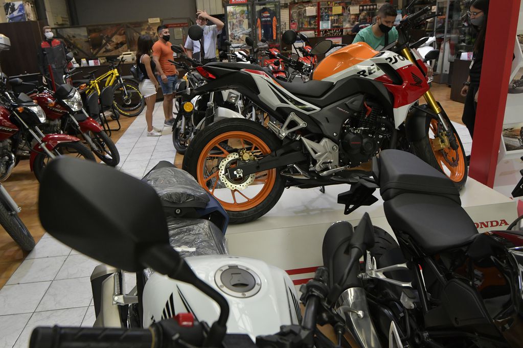 La venta de motos nuevas tuvo una merma tras cinco meses de alza. El plan 'Mi moto' sigue apalancando la comercialización. Foto: Orlando Pelichotti/ Los Andes